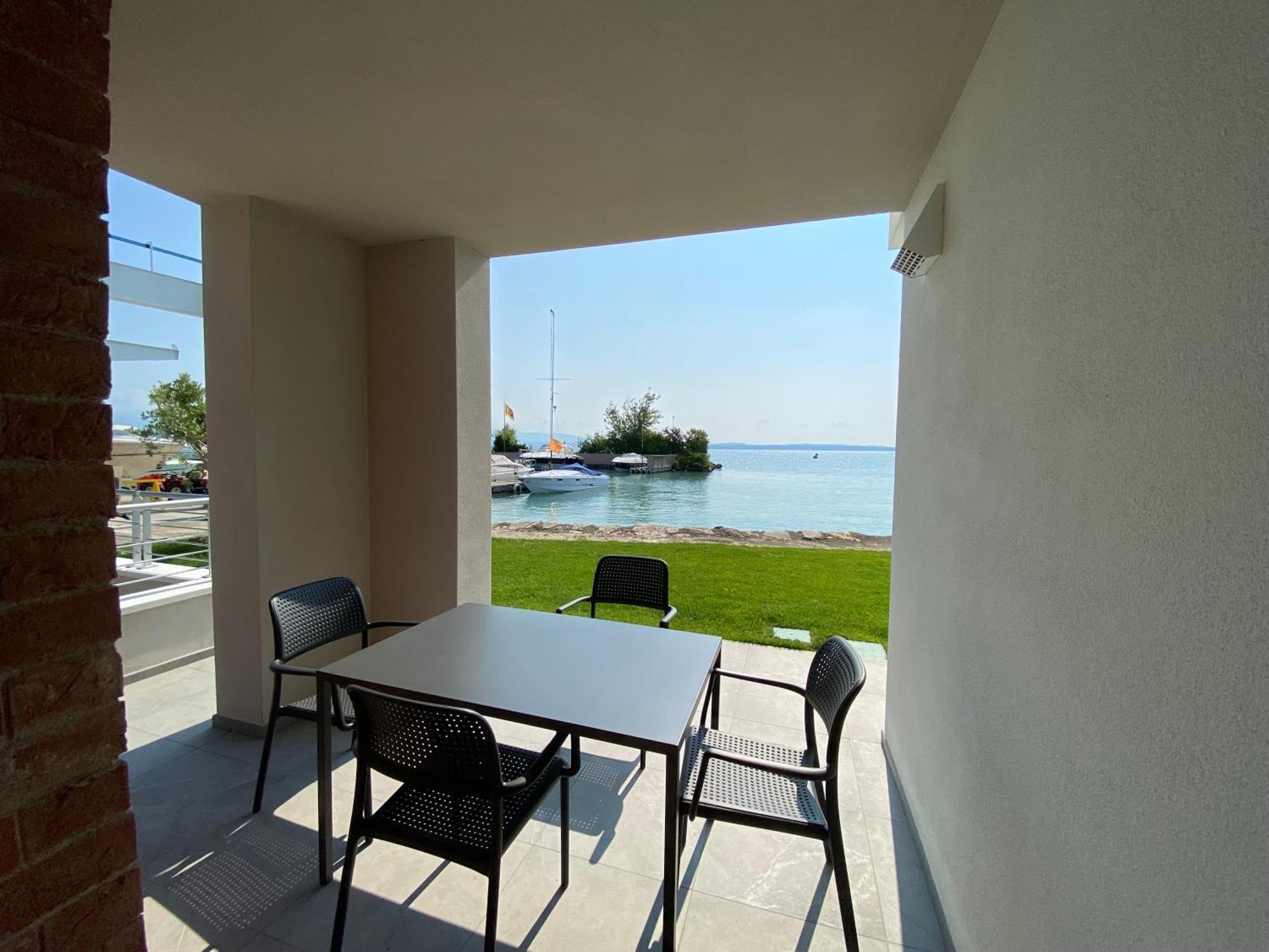 Sirmio Apartments - Darsena Stay سيرمِيوني المظهر الخارجي الصورة